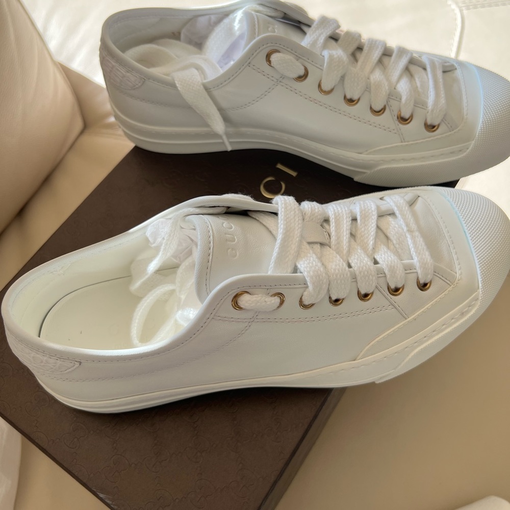 GUCCI WHITE LEATHER SNEAKERS… SIZE 6.5 MEN’S/9.5 WOMEN’S…NAPPA MOOREA